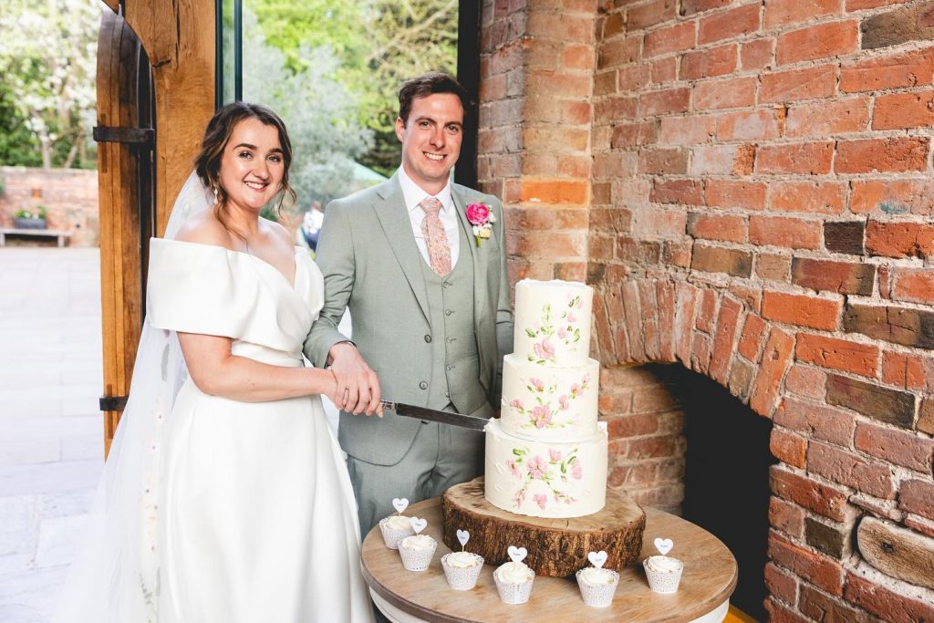 helens-cakery-cotswolds-weddings