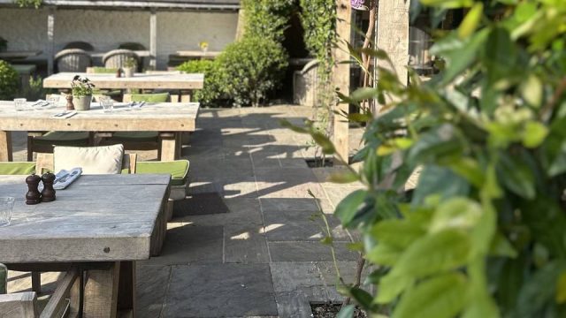 the-swan-inn-ascott-under-wychwood-cotswolds-weddings (1)