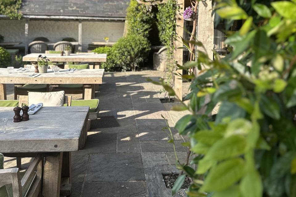 the-swan-inn-ascott-under-wychwood-cotswolds-weddings (1)