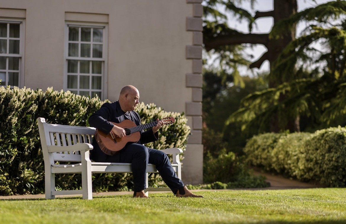 guitarist-stuart-toogood-cotswolds-weddings (10)